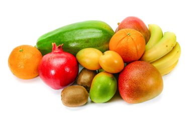 Meyve koleksiyonu: nar, portakal, minyatür mango, muz, kivi, payapa, beyaz arka planda izole edilmiş sarı mango