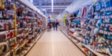 Bulanık arka plan: İnsanlar süpermarketten alışveriş yapıyor. Otobüs