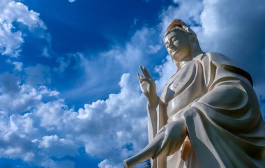 Guan Yin, Budist dininde Merhamet ve Merhamet Tanrıçasıdır. Kutsal Ana 'nın dışavurumudur. İnsanlığa ve insanlığa hizmet eder.
