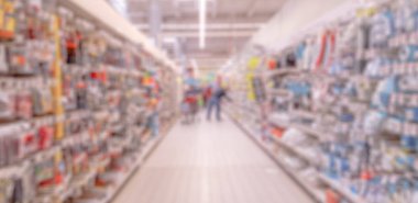 Bulanık arka plan: İnsanlar süpermarketten alışveriş yapıyor. Otobüs