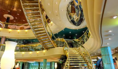 Atina, Yunanistan, 18 Temmuz 2014: Msc Fantasia yolcu gemisinde altın merdivenli ana lobi salonu