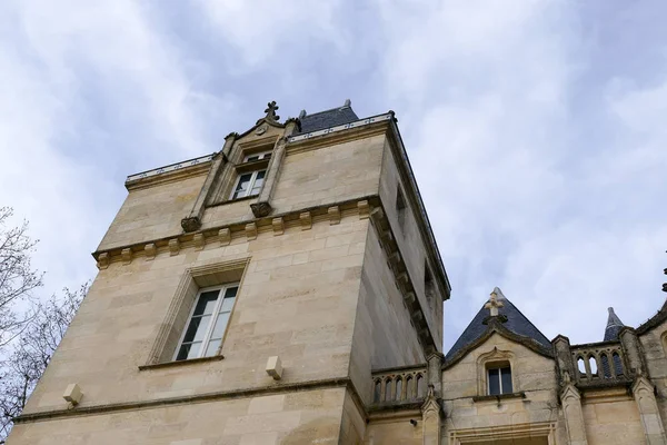 Detalles arquitectónicos de primer plano del antiguo castillo histórico o castillo en Francia - contra nubes blancas de cielo azul — Foto de Stock
