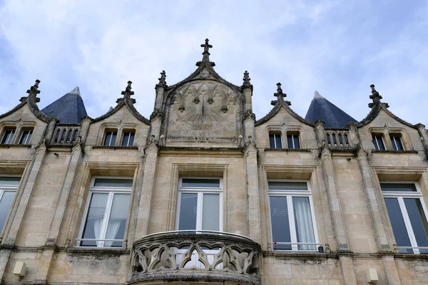 Detalles arquitectónicos de primer plano del antiguo castillo histórico o castillo en Francia - contra nubes blancas de cielo azul — Foto de Stock