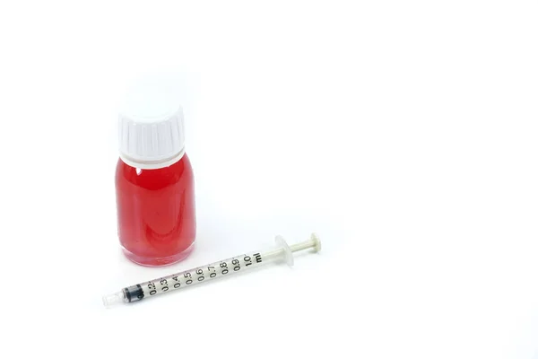 Medische Spuit Met Een Fles Rode Vloeibare Geneesmiddelen Geneesmiddelen Geïsoleerd — Stockfoto