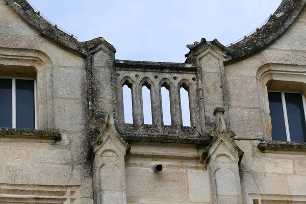 Detalles arquitectónicos de primer plano del antiguo castillo histórico o castillo en Francia - contra nubes blancas de cielo azul —  Fotos de Stock