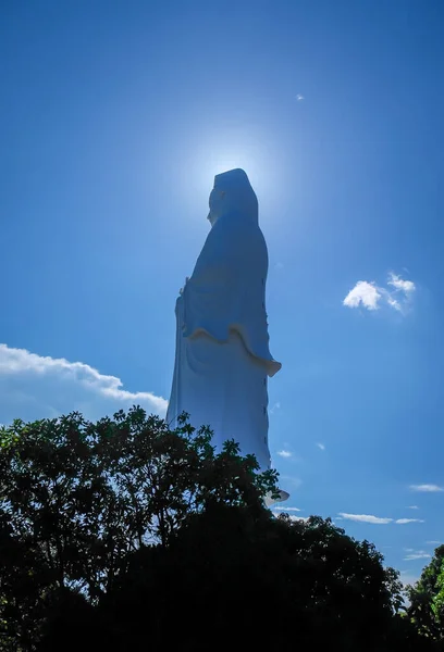 A legmagasabb fehér szobor Guan Yin az istennő az irgalom és a könyörület a buddhista vallás — Stock Fotó