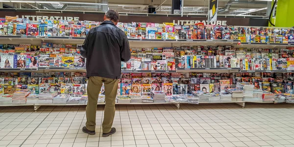 Bordeaux França Março 2016 Homem Lendo Jornal Frente Stand Revistas — Fotografia de Stock