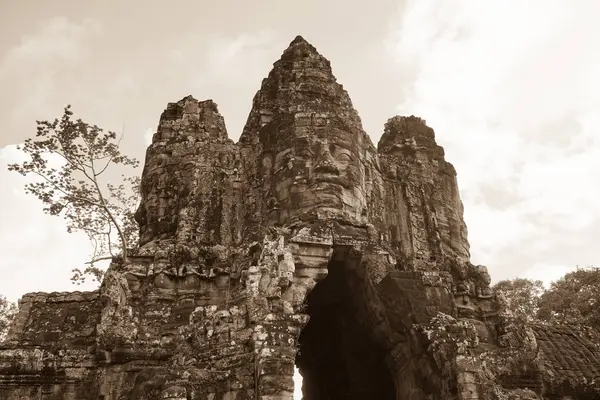 Μεγάλο Κεφάλι Άγαλμα Στην Πύλη Εισόδου Του Angkor Thom Siem — Φωτογραφία Αρχείου