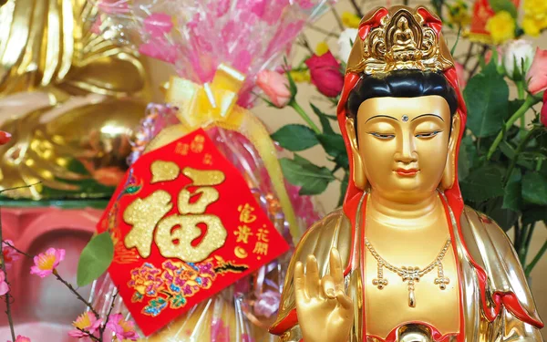 Buddha szobor a háttérben a karakter Fu jelentése jó szerencse gyakran látott kínai újév — Stock Fotó