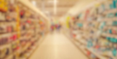 Bulanık arka plan: İnsanlar süpermarketten alışveriş yapıyor. İş, alışveriş, süpermarket, tüketici kavramı.