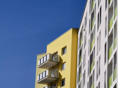 Mavi gökyüzü karşı modern Binası