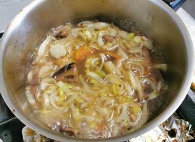 Vejetaryen restoranında büyük bir tencere sebze çorbası.