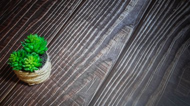 Ahşap bir masa zemininde, kopyalama alanı olan sulu bir tencere.