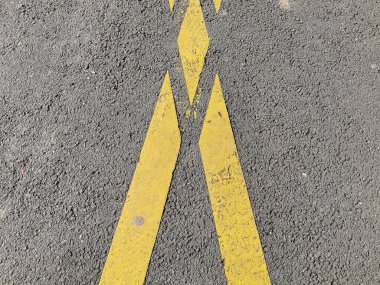 Tasarım, arkaplan veya duvar kağıdı için sarı çizgili makadam asfalt dokusu.