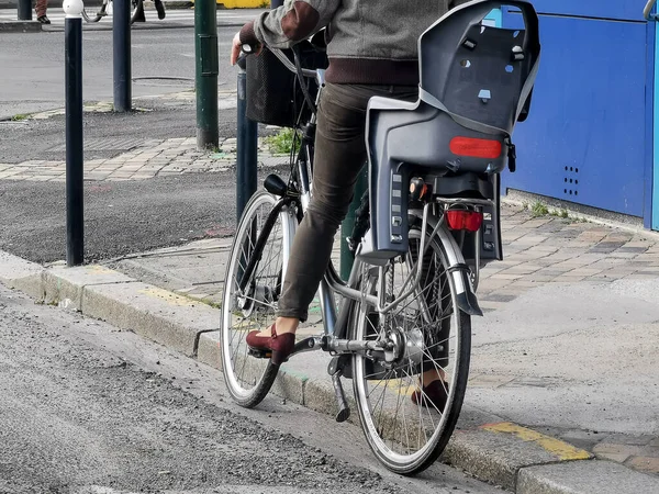Ung Kvinna Cykel Med Barncykel Sits Stopp Rött Ljus — Stockfoto