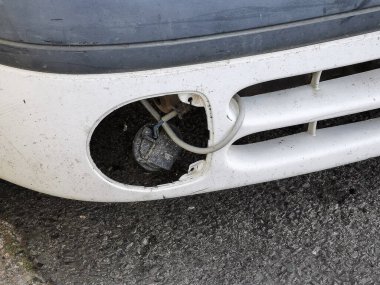 Şehir caddesinde hasarlı ve kırık ışıklarla araba tahrip edildi.