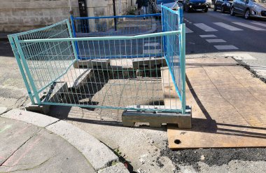 İnşaat alanında koruma ve güvenlik bariyeri