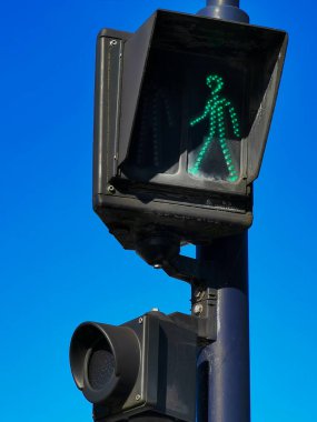 Görme engelliler için ses ipuçları sağlamak için yaya trafiği veya hoparlörle ışık geçişi.