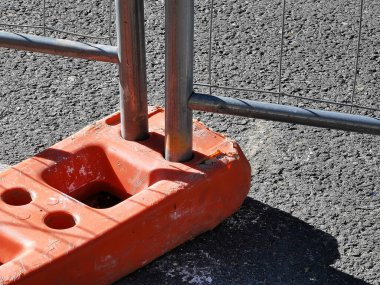 İnşaat alanında taşınabilir bariyer destek bloğu