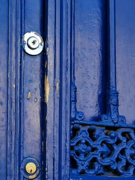 Uma porta azul com duplo bloqueio — Fotografia de Stock