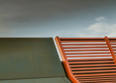 Kumsaldaki tahta güneş şezlongunda ya da güneşli mavi gökyüzüne karşı bir yolcu gemisinde