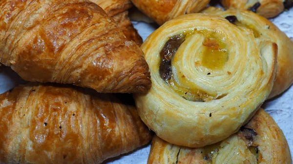 Classic French Butter Croissant Raisin Swirl Pain Aux Raisins France — 图库照片