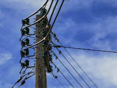 Ana elektrik direği bulutlu mavi gökyüzüne karşı