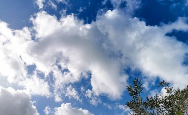 Güneşli bir gün, bulutlu açık mavi gökyüzü tasarım, dekorasyon veya duvar kağıdı için arka plan