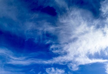 Bulutlu parlak mavi gökyüzü, tasarım için arkaplan, dekorasyon veya duvar kağıdı.