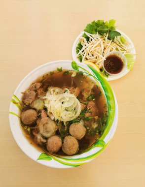 Tipik bir garnitür tabağı. Soya filizli Vietnam bifteği çorbası.