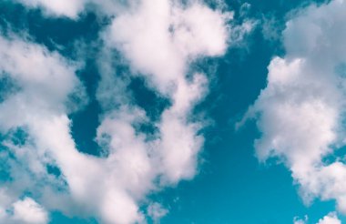 Güneşli bir gün, bulutlu açık mavi gökyüzü tasarım, dekorasyon veya duvar kağıdı için arka plan