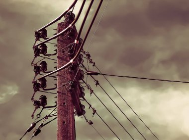 Ana elektrik direği bulutlu gökyüzüne karşı.