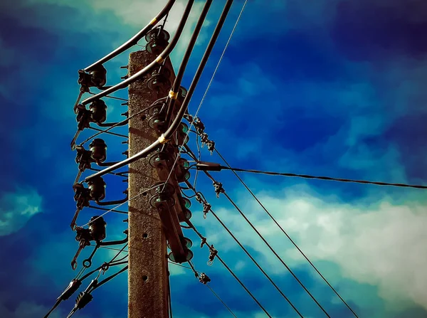 Головний Електричний Полюс Проти Блакитного Неба Хмарами — стокове фото