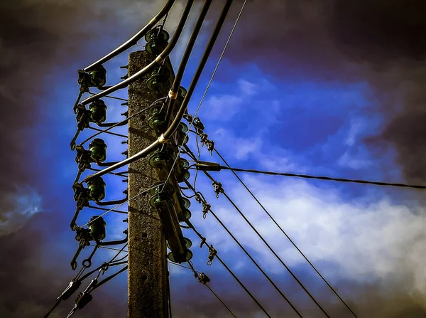 Pólo Elétrico Principal Contra Céu Azul Com Nuvens — Fotografia de Stock