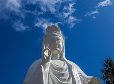 Budist dininin Merhamet ve Merhamet Tanrıçası GuanYin 'in heykeli üzerindeki muhteşem bulut, Kutsal Ana' nın dışavurumu ve insanlığa hizmet ediyor, tıpkı Rahibe Mary 'nin yaptığı gibi.