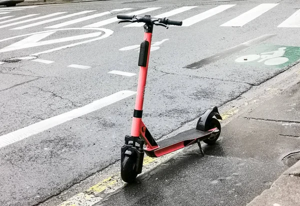 Rode Kleur Verhuur Elektrische Scooter Stoep — Stockfoto