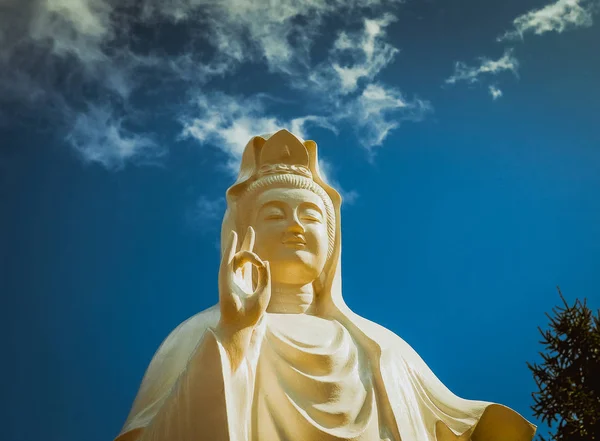 Spectaculaire Wolk Het Beeld Van Guanyin Godin Van Barmhartigheid Mededogen — Stockfoto