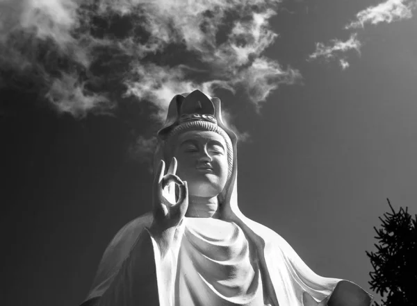 Látványos Felhő Guanyin Szobor Felett Irgalom Könyörület Istennője Buddhista Vallásban — Stock Fotó