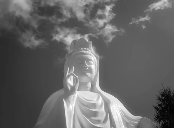 Захватывающее Облако Над Статуей Гуанъинь Богини Милосердия Сострадания Буддийской Религии — стоковое фото