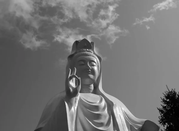 観音像の上に壮大な雲 仏教の宗教で慈悲と慈悲の女神 神の母の症状と人類と人類にサービスを提供します — ストック写真
