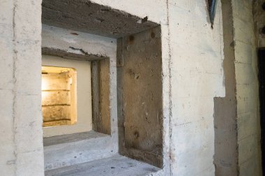 Fransa 'nın başkenti Cap Ferret' te bir Alman İkinci Dünya Savaşı sığınağının pencereleri ve odasının içerisi..