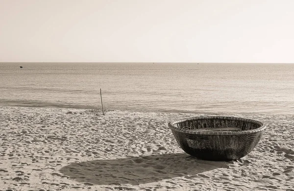 Tradiční Čluny Kulatým Košem Bambusu Pláži Dalších Pobřežních Oblastech Centra — Stock fotografie