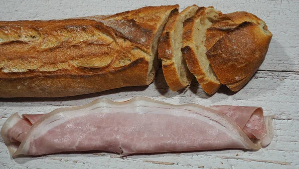 フランスのハムのスライスがロールアップされた有名な伝統的で本格的な職人のフランスパン — ストック写真