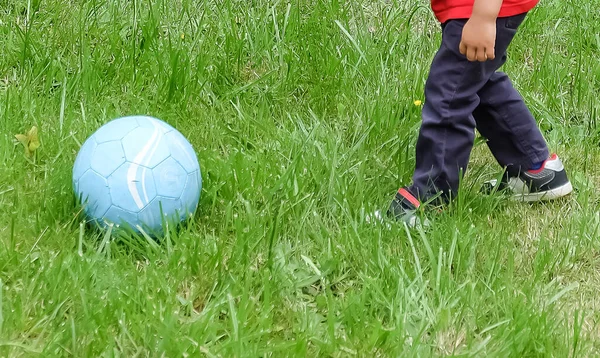 Kid Playing Football Garden — Stock Photo, Image