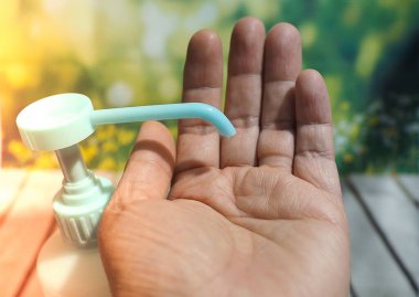 Alkol jeli pompa dağıtıcısı, el dezenfektanı, hastalık ve virüsün yayılmasını önlemek için.