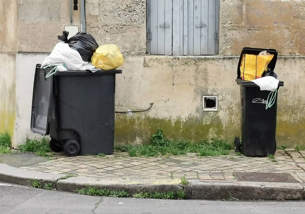 Duas Lixeiras Cinzentas Escuras Lixeiras Recicladas Cheias Lixo Sacos Plásticos — Fotografia de Stock