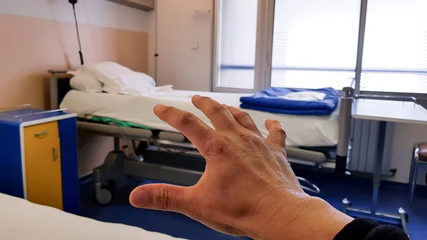 Pohled Nataženou Ruku Nemocničním Lůžkem Pozadí Osamělost Strach Bolest Nemocnici — Stock fotografie