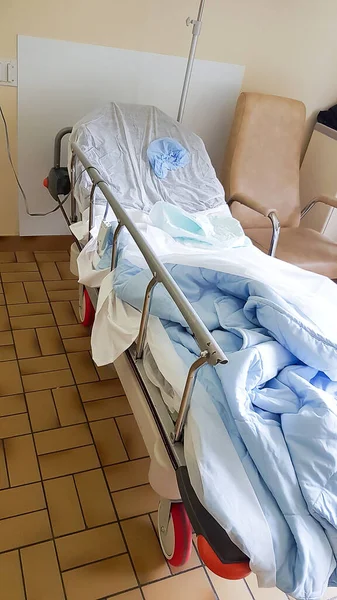 Cama Hospital Previamente Ocupada Maca Sala Emergência Cuidados Prolongados Cuidados — Fotografia de Stock