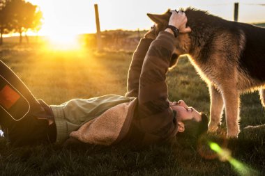 Köpek yanında yatan çocuk