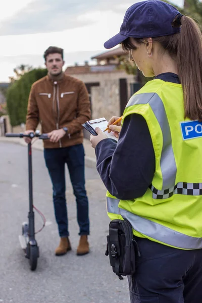 Polis bir çocuğu elektrikli scooterla durdurdu.